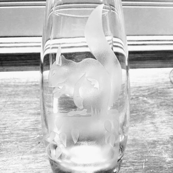 SQUIRREL GLASS VASE*HAND BLOWN W/ETCHED SQUIRREL ON TREE STUMP. - Picture 5 of 5